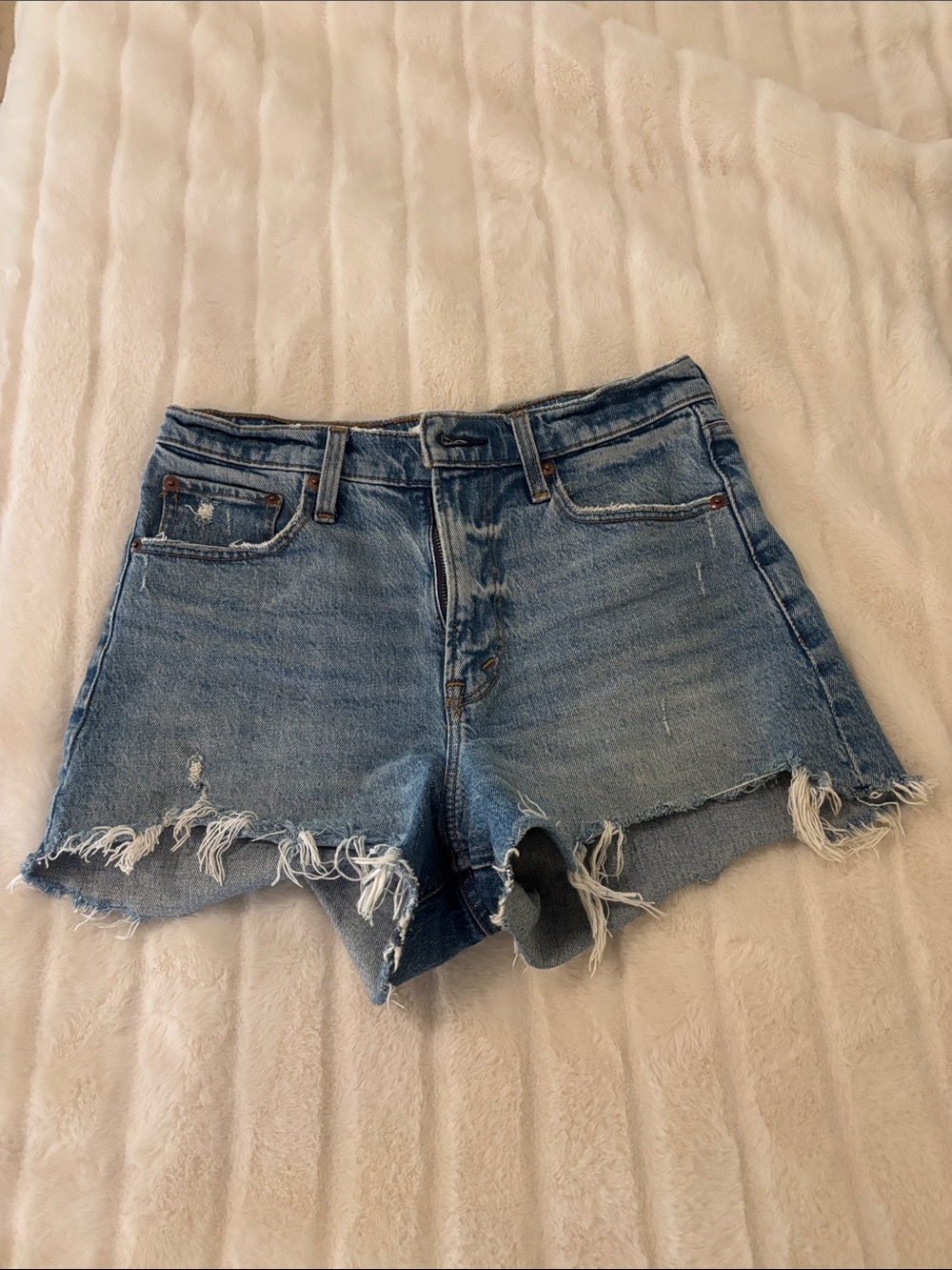 Abercrombie & Fitch size 27/4 the 90’s relaxed cutoff high rise short
